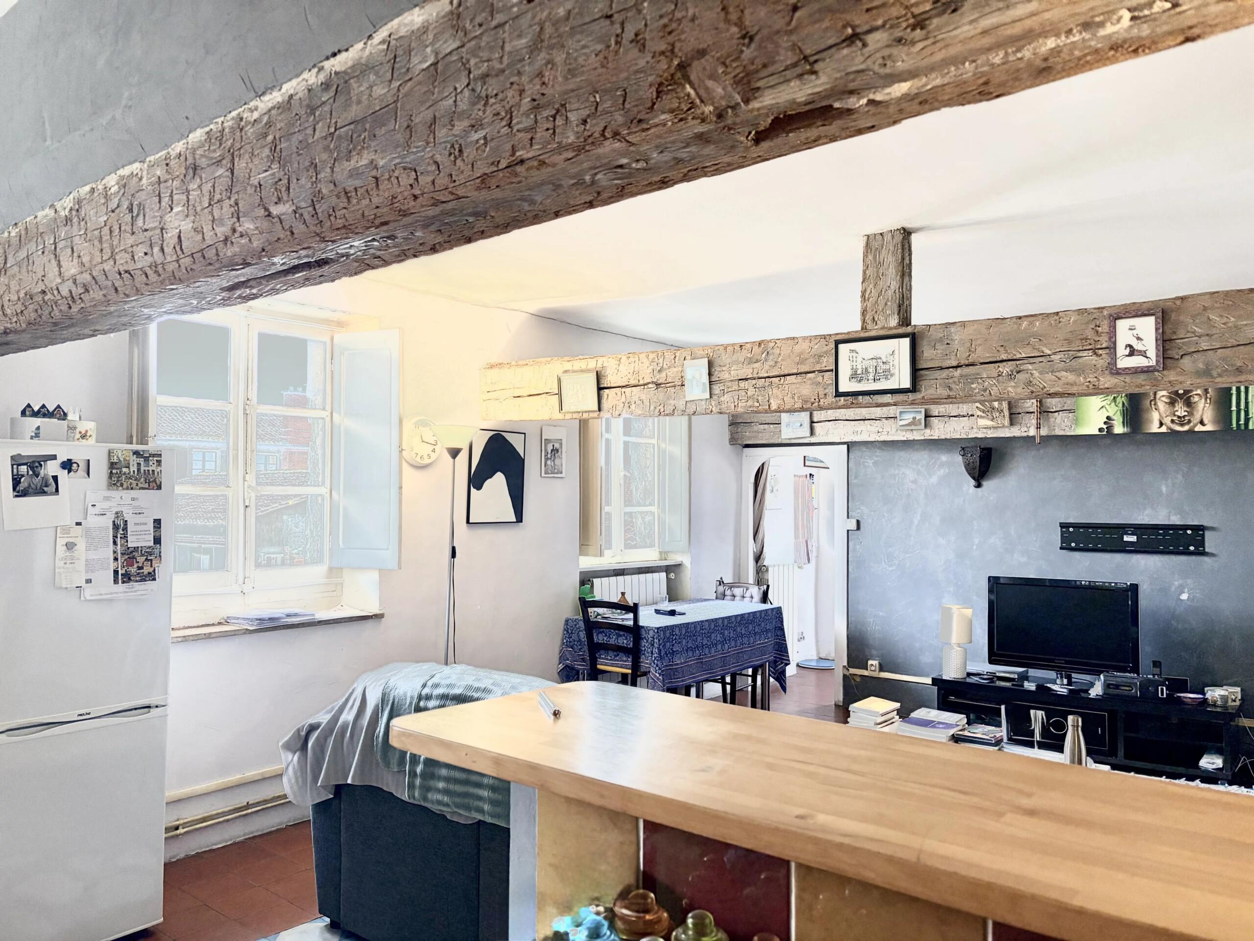 Prime Location – Quiet Top-Floor Apartment in the Historic Centre, Languedoc-Roussillon – France – BVI83918