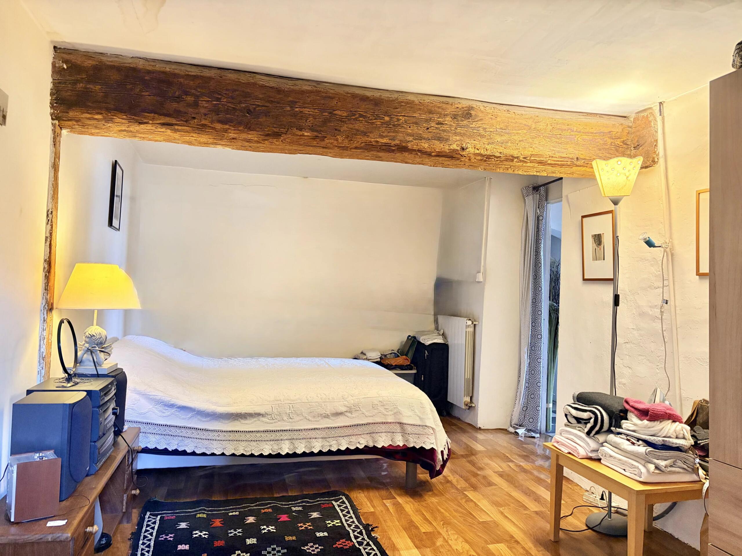 Prime Location – Quiet Top-Floor Apartment in the Historic Centre, Languedoc-Roussillon – France – BVI83918