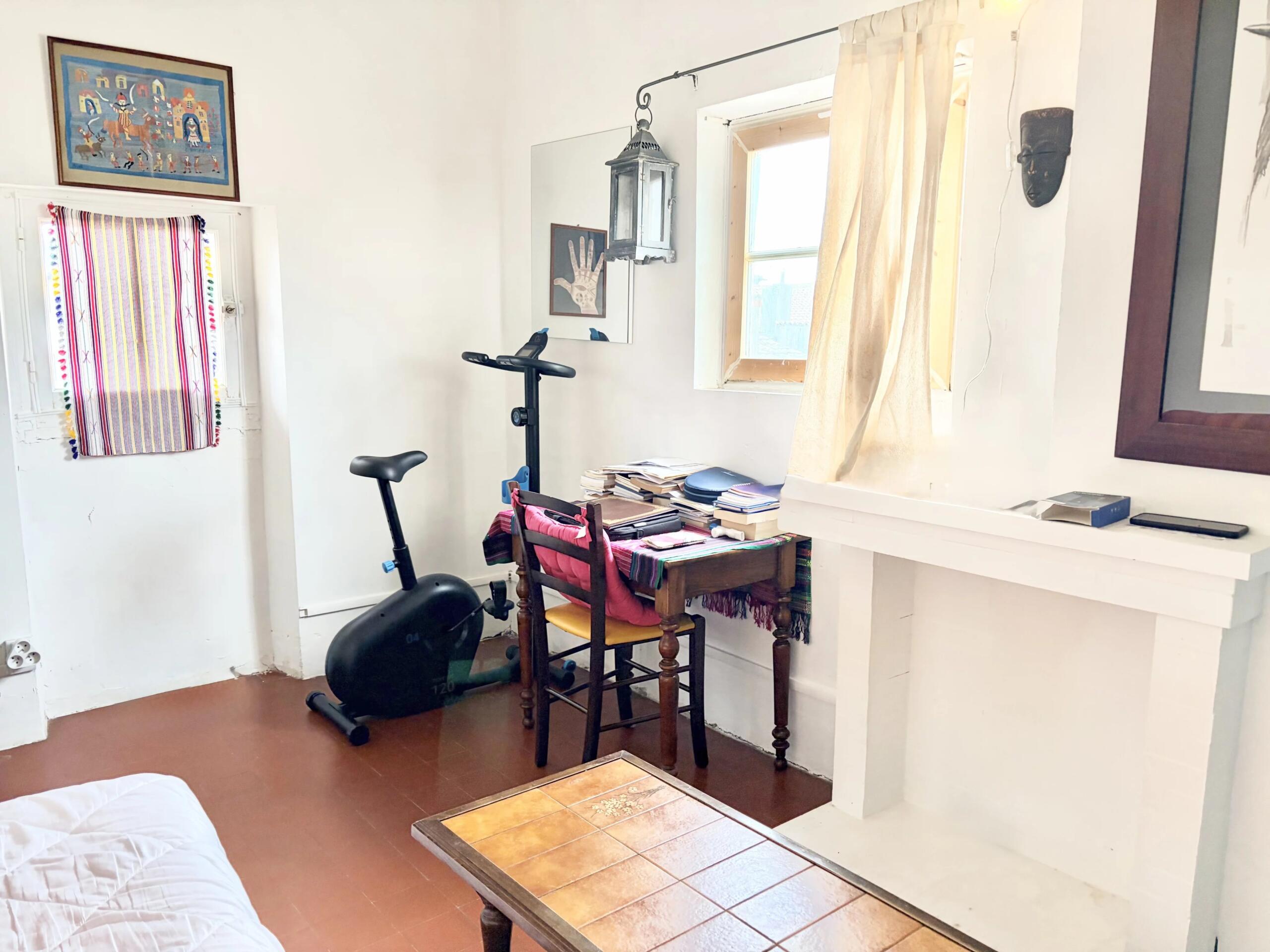 Prime Location – Quiet Top-Floor Apartment in the Historic Centre, Languedoc-Roussillon – France – BVI83918