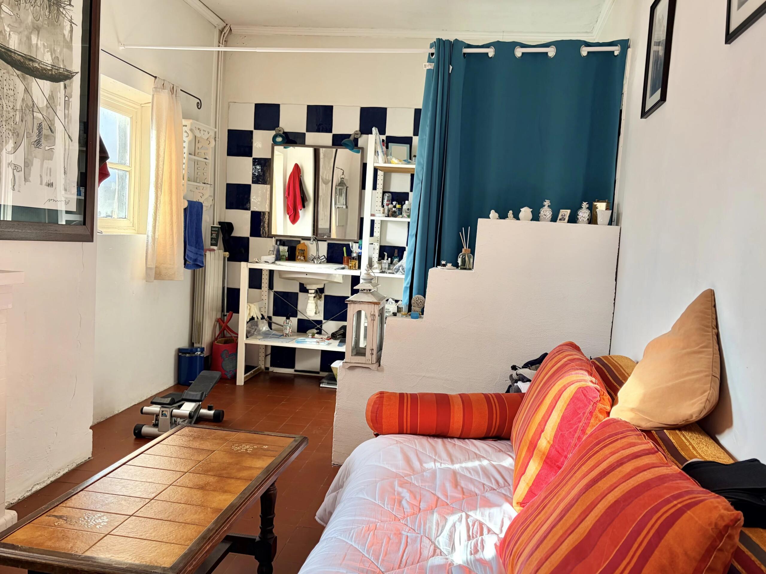 Prime Location – Quiet Top-Floor Apartment in the Historic Centre, Languedoc-Roussillon – France – BVI83918