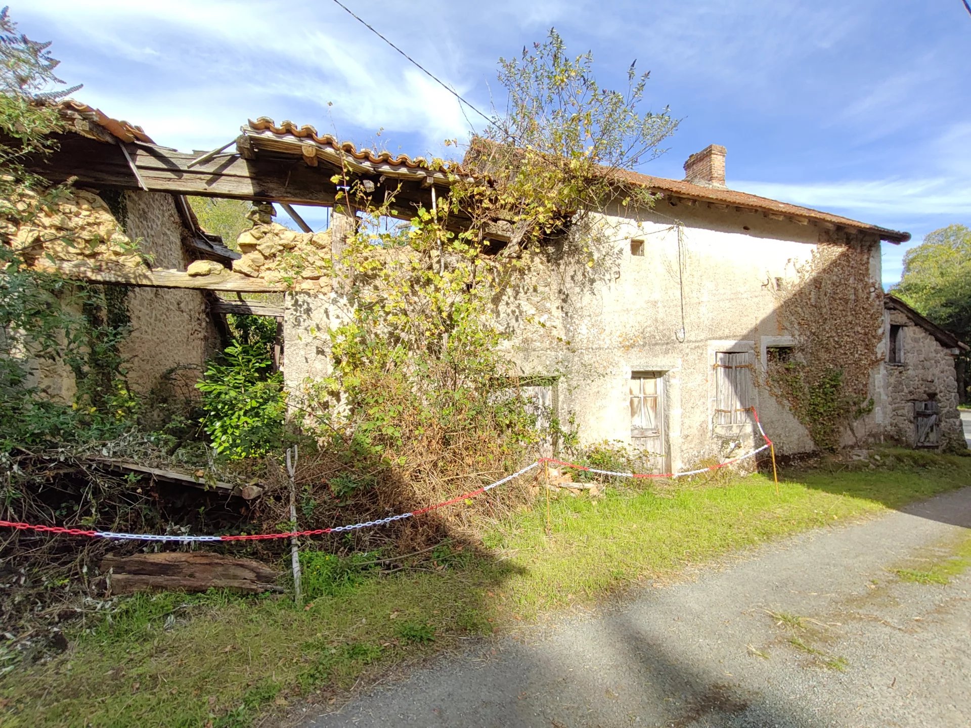 Stone house and lake to renovate, Aquitaine – France – BVI80348