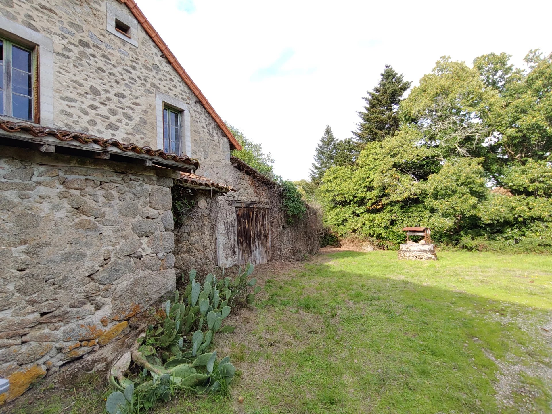 Stone house and lake to renovate, Aquitaine – France – BVI80348