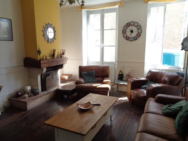 Charming 5-Bedroom Townhouse with Private Garden, just Minutes from the Town Centre, Poitou-Charentes – France – BVI72250