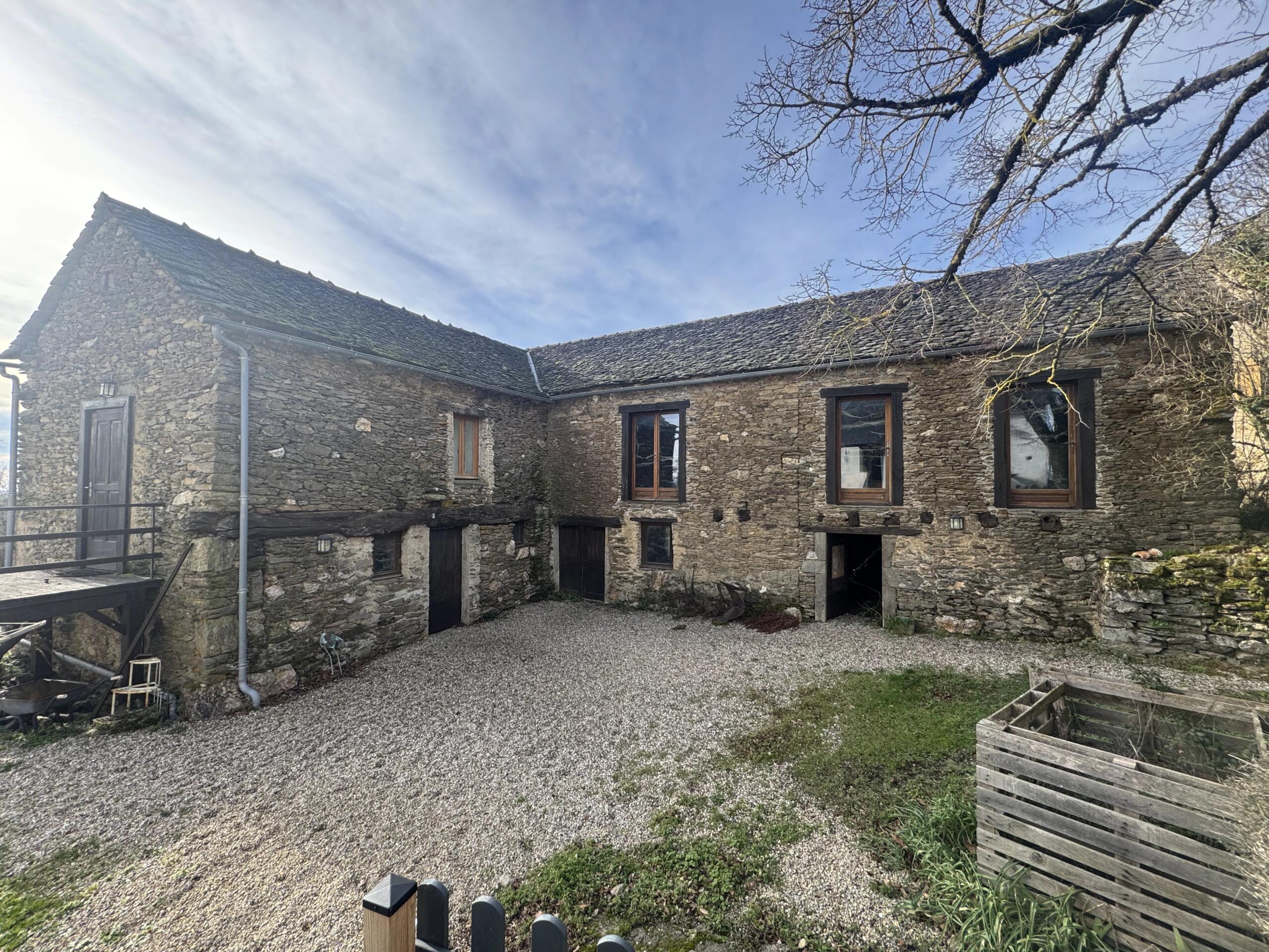 La Salvetat-Peyralès – Stone House with Barns on 6.16 ha, Midi-Pyrénées – France – BVI84056