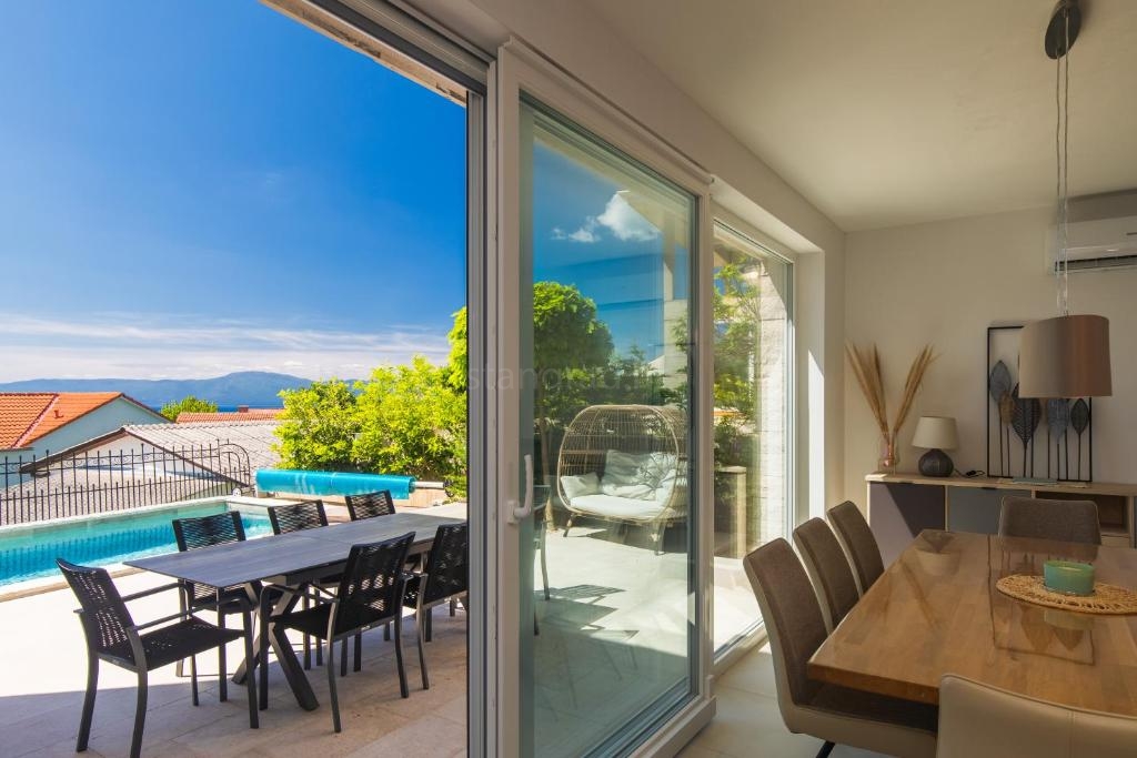 4 bedroom villa in Malinska-Dubašnica, Croatia – 103600