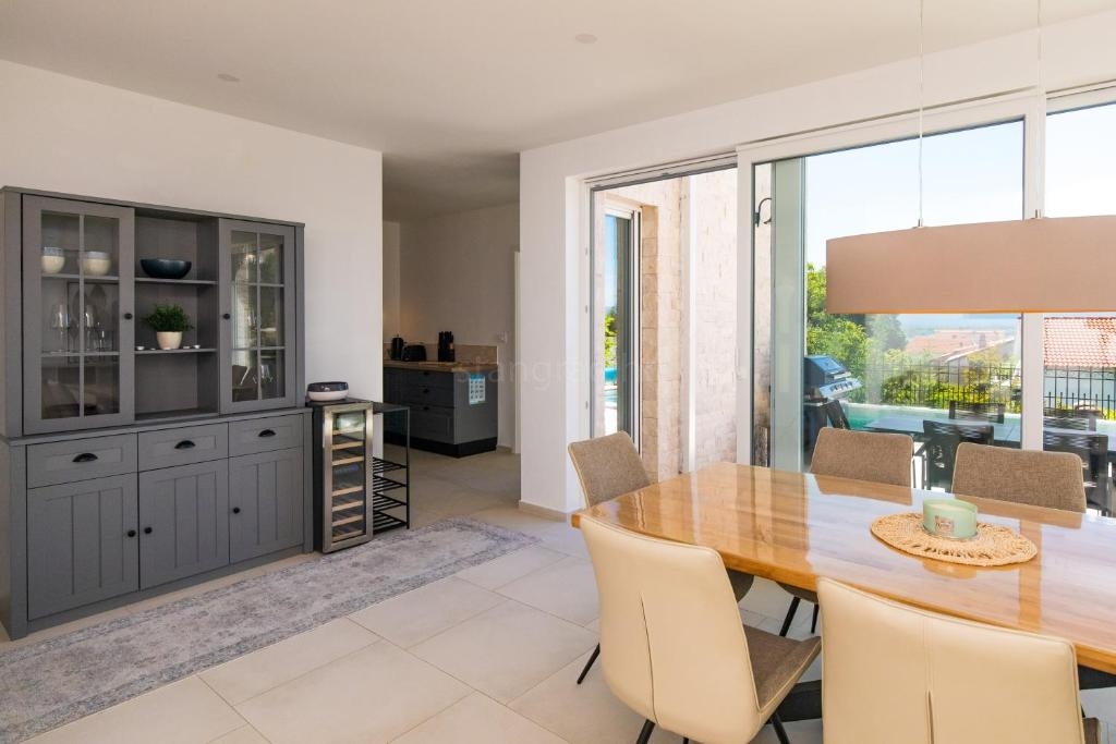 4 bedroom villa in Malinska-Dubašnica, Croatia – 103600