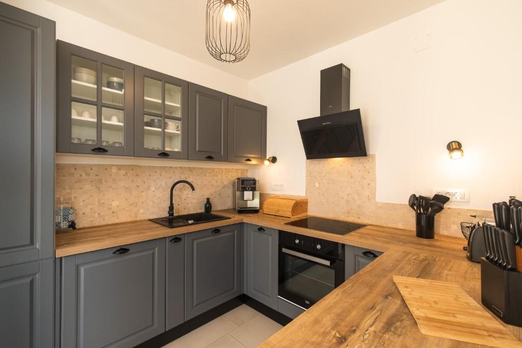 4 bedroom villa in Malinska-Dubašnica, Croatia – 103600