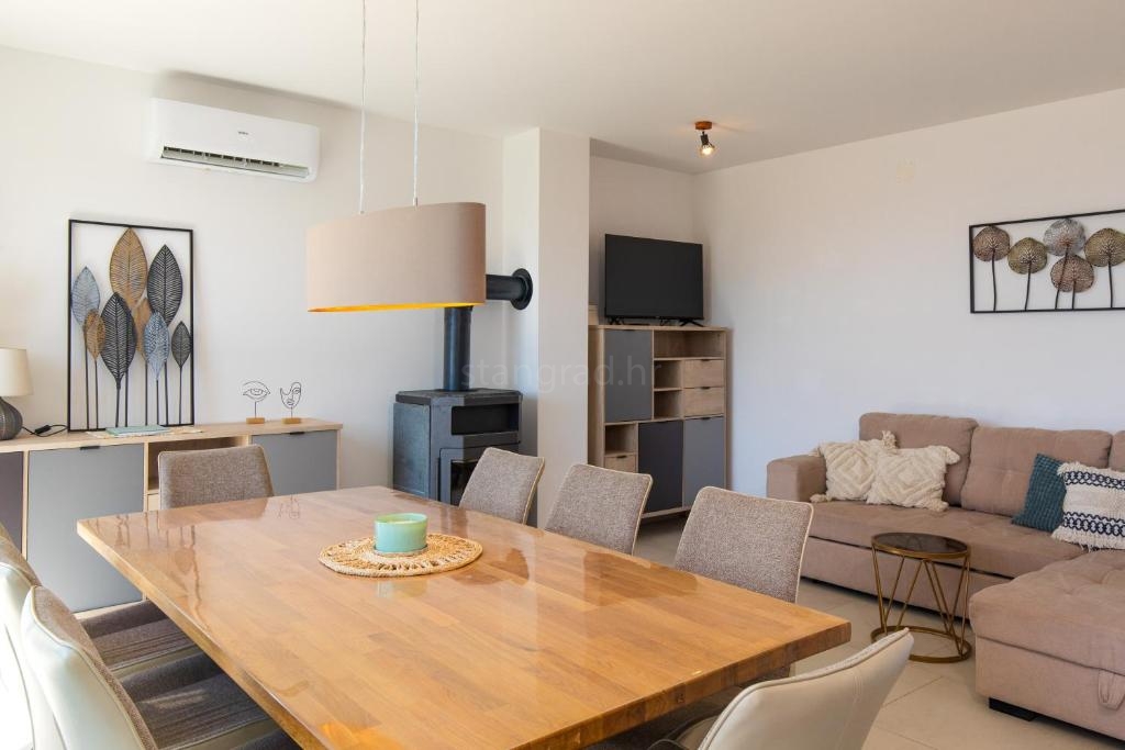 4 bedroom villa in Malinska-Dubašnica, Croatia – 103600