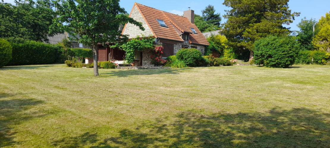 A simply divine rural cottage with south facing lawns and terrace for entertaining.