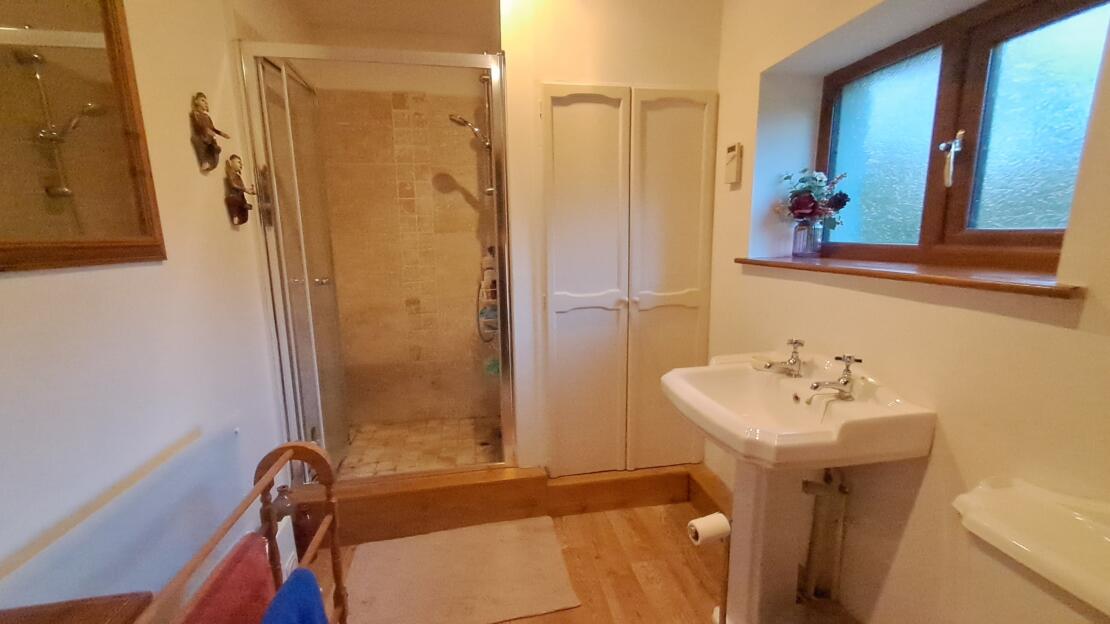 A simply divine rural cottage with south facing lawns and terrace for entertaining.