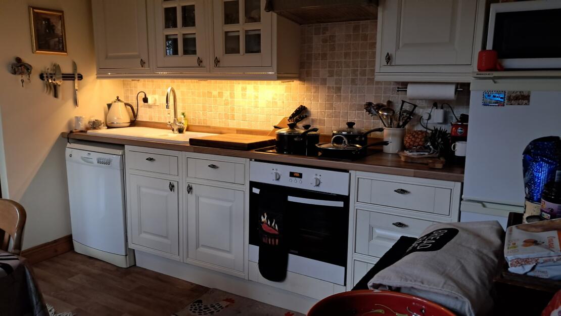 A simply divine rural cottage with south facing lawns and terrace for entertaining.