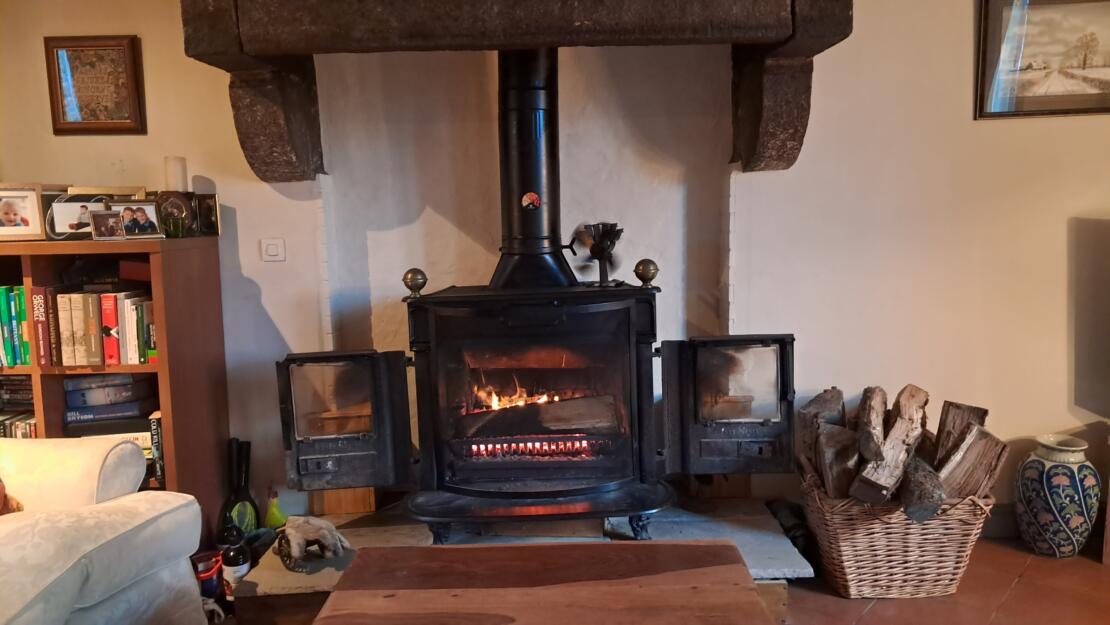 A simply divine rural cottage with south facing lawns and terrace for entertaining.