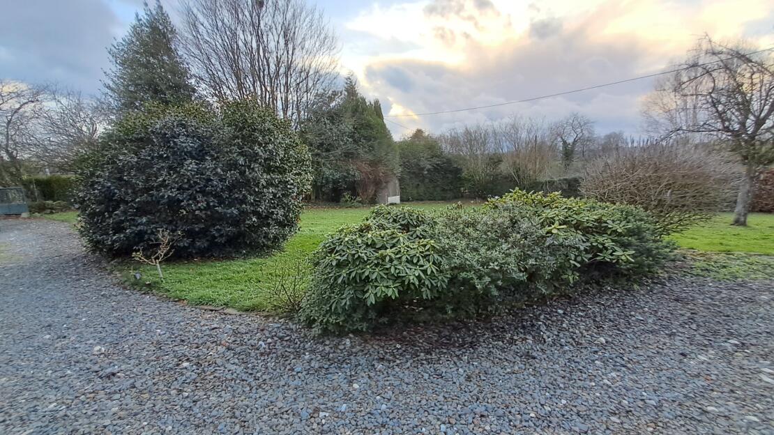 A simply divine rural cottage with south facing lawns and terrace for entertaining.