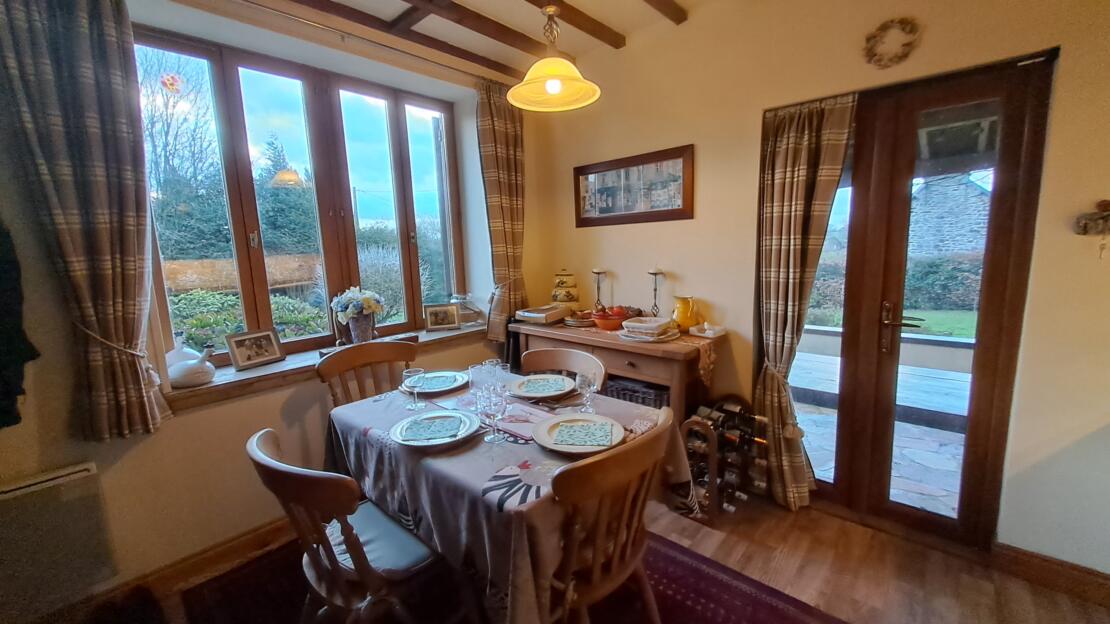 A simply divine rural cottage with south facing lawns and terrace for entertaining.