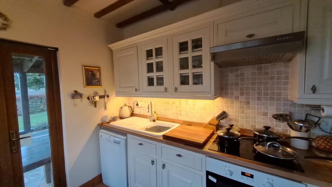 A simply divine rural cottage with south facing lawns and terrace for entertaining.