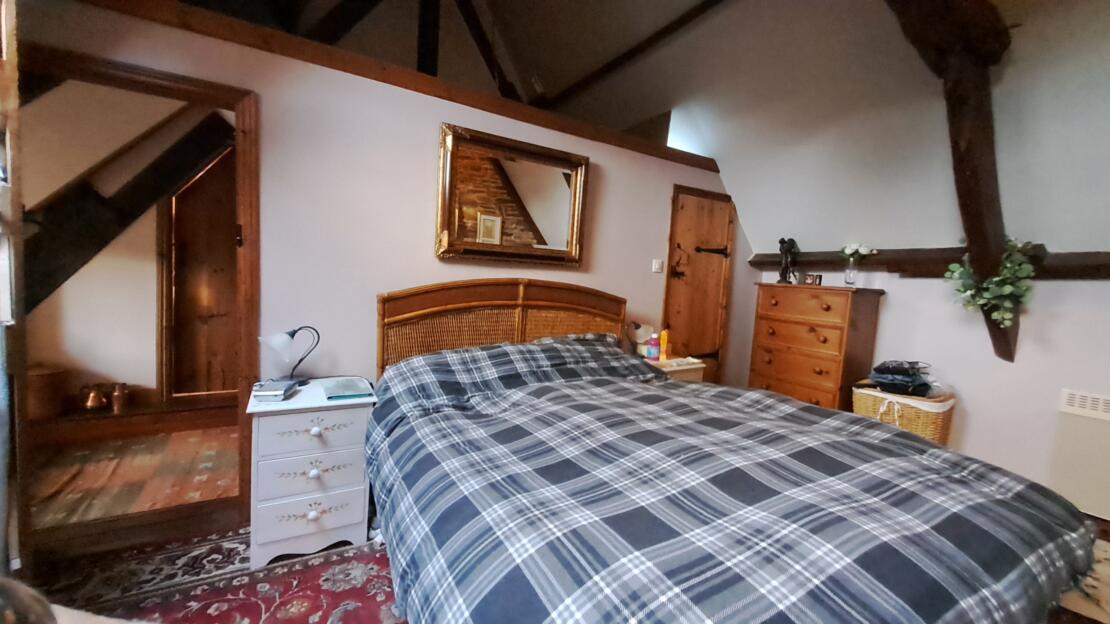 A simply divine rural cottage with south facing lawns and terrace for entertaining.