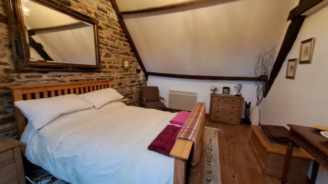 A simply divine rural cottage with south facing lawns and terrace for entertaining.