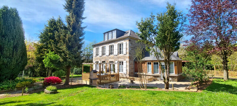 A characterful 19th-century property, both elegant and welcoming, perfect for a fulfilling family life, shared moments, and equestrian projects.