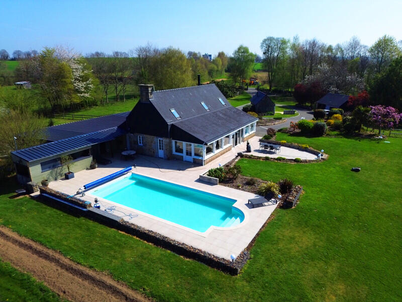 Exceptional 3-hectare estate with lake views & high-end amenities