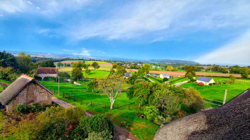 Superb charming thatched-roof property, located in the heart of the Normandy countryside, boasting exceptional panoramic views and a rare and privileged living environment.