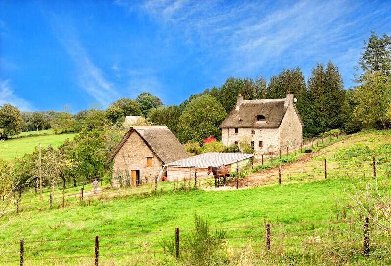 Superb charming thatched-roof property, located in the heart of the Normandy countryside, boasting exceptional panoramic views and a rare and privileged living environment.