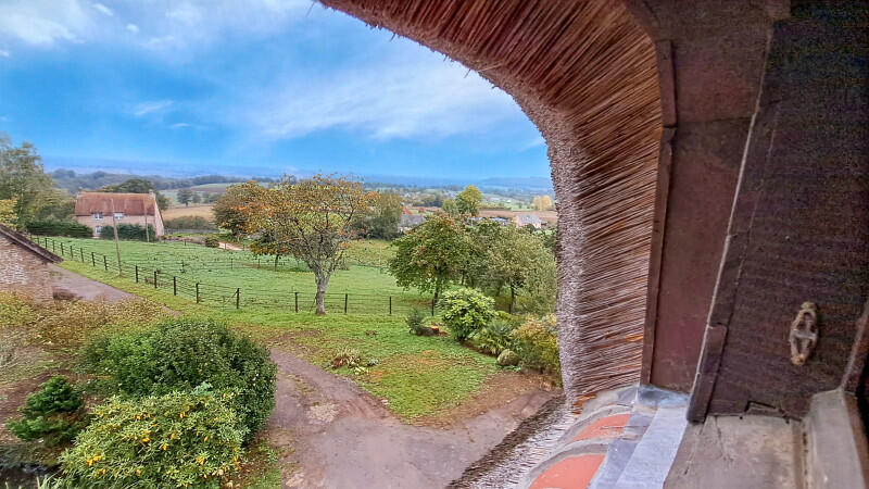 Superb charming thatched-roof property, located in the heart of the Normandy countryside, boasting exceptional panoramic views and a rare and privileged living environment.