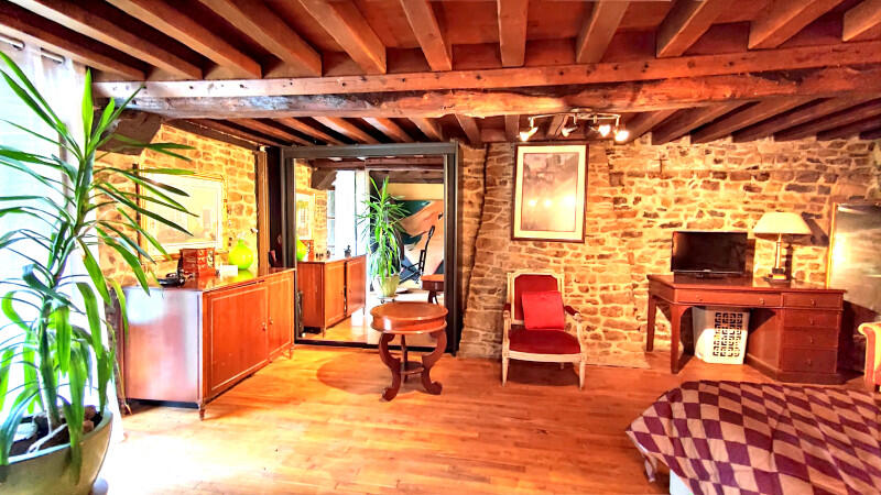 Superb charming thatched-roof property, located in the heart of the Normandy countryside, boasting exceptional panoramic views and a rare and privileged living environment.