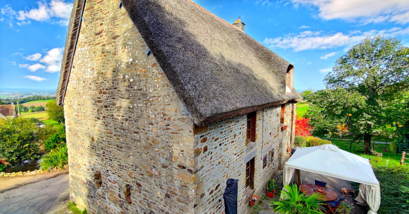 Superb charming thatched-roof property, located in the heart of the Normandy countryside, boasting exceptional panoramic views and a rare and privileged living environment.