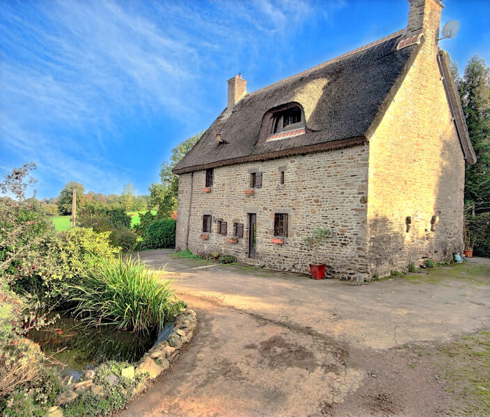 Superb charming thatched-roof property, located in the heart of the Normandy countryside, boasting exceptional panoramic views and a rare and privileged living environment.