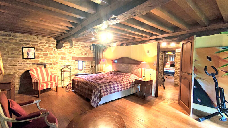 Superb charming thatched-roof property, located in the heart of the Normandy countryside, boasting exceptional panoramic views and a rare and privileged living environment.