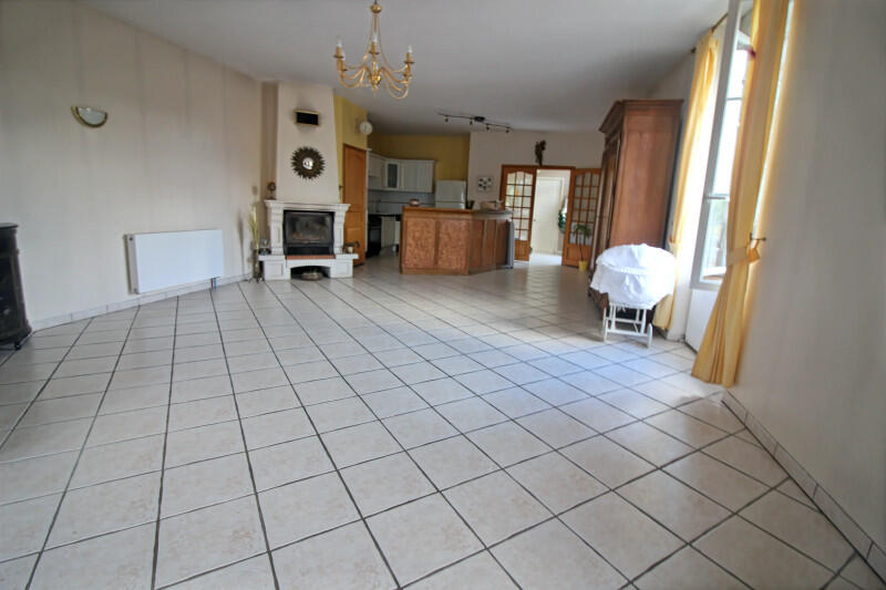 Ideal for investors ! Investment opportunity allowing the creation of three rental properties in a dynamic and rapidly developing city