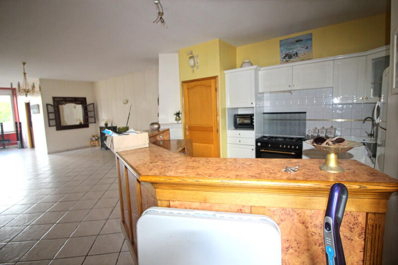 Ideal for investors ! Investment opportunity allowing the creation of three rental properties in a dynamic and rapidly developing city