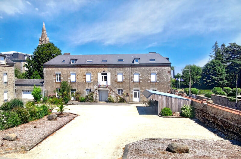 Ideal for investors ! Investment opportunity allowing the creation of three rental properties in a dynamic and rapidly developing city