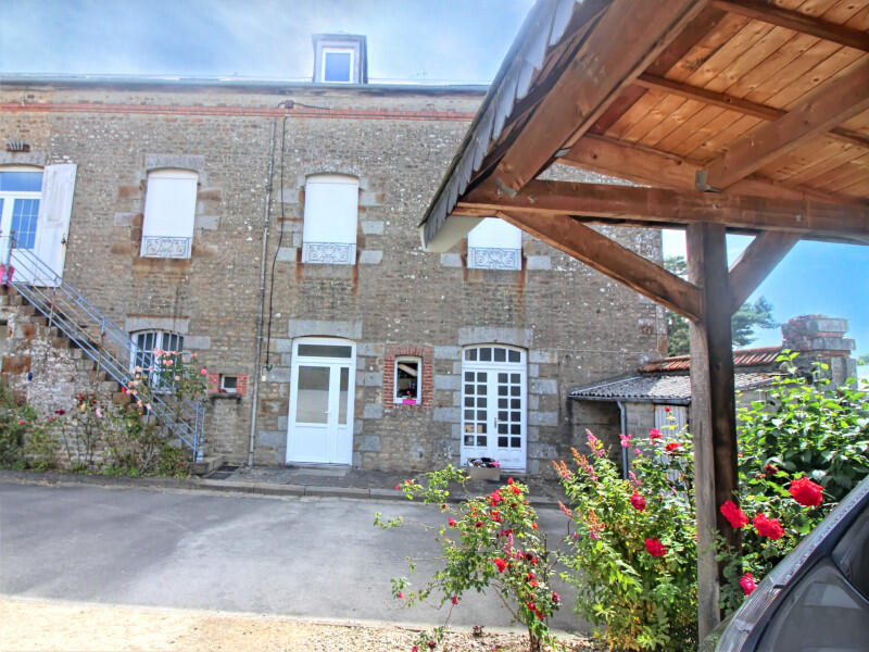 Ideal for investors ! Investment opportunity allowing the creation of three rental properties in a dynamic and rapidly developing city