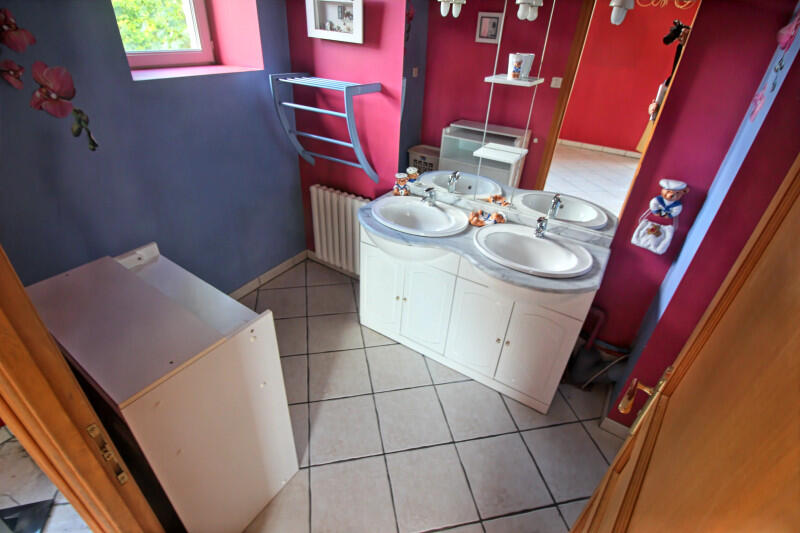 Ideal for investors ! Investment opportunity allowing the creation of three rental properties in a dynamic and rapidly developing city