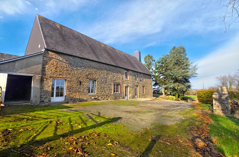 Ideally located just 4 km from town, in the heart of a peaceful setting and a welcoming community, this rural family property offers a privileged lifestyle and excellent renovation potential