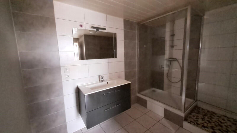 Ideally located just 4 km from town, in the heart of a peaceful setting and a welcoming community, this rural family property offers a privileged lifestyle and excellent renovation potential