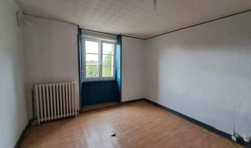 Ideally located just 4 km from town, in the heart of a peaceful setting and a welcoming community, this rural family property offers a privileged lifestyle and excellent renovation potential