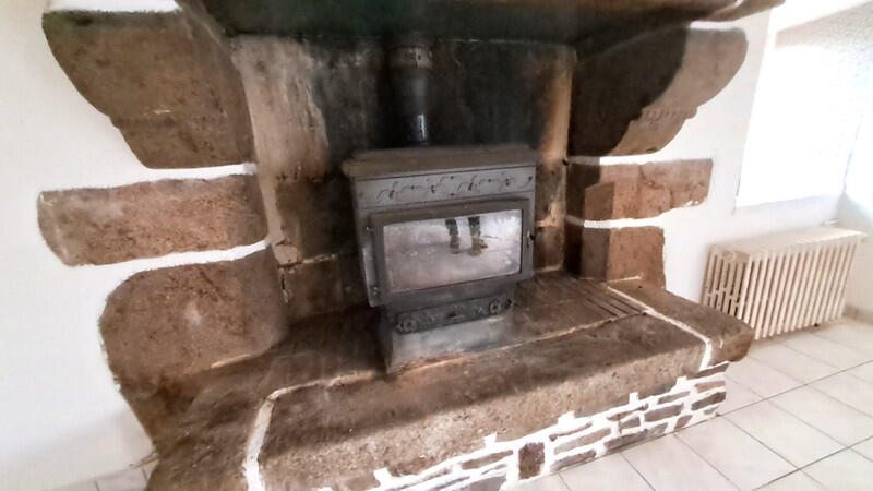 Ideally located just 4 km from town, in the heart of a peaceful setting and a welcoming community, this rural family property offers a privileged lifestyle and excellent renovation potential