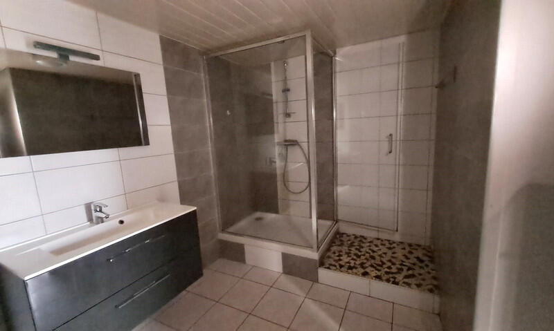 Ideally located just 4 km from town, in the heart of a peaceful setting and a welcoming community, this rural family property offers a privileged lifestyle and excellent renovation potential