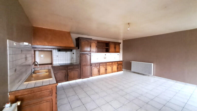 Ideally located just 4 km from town, in the heart of a peaceful setting and a welcoming community, this rural family property offers a privileged lifestyle and excellent renovation potential