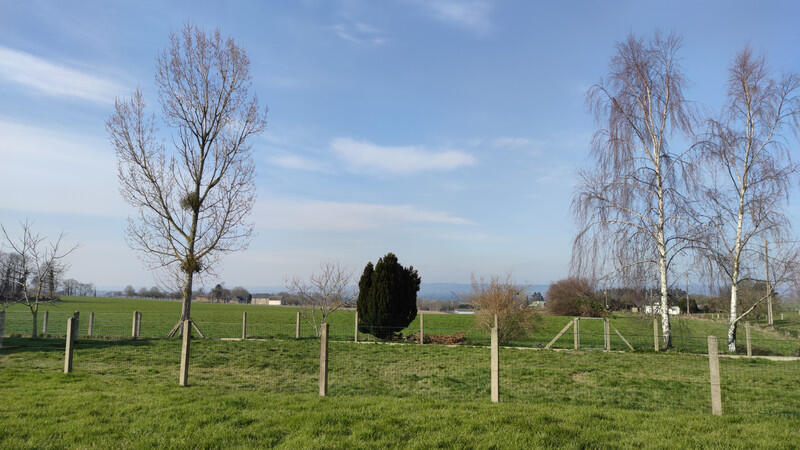 Nestled in a peaceful setting in the heart of a friendly rural area, this large property offers exceptional views of the surrounding countryside and remarkable development potential.