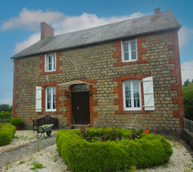 Nestled in a peaceful setting in the heart of a friendly rural area, this large property offers exceptional views of the surrounding countryside and remarkable development potential.