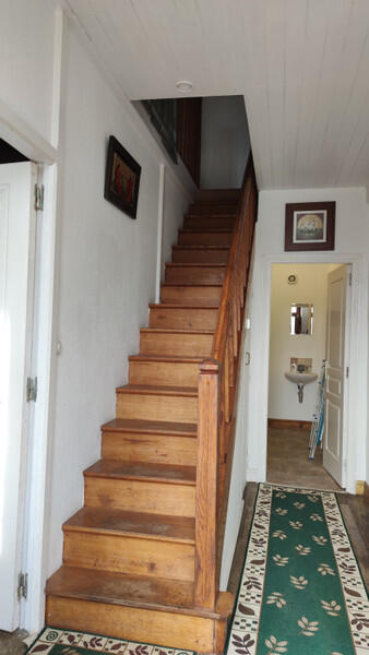 Nestled in a peaceful setting in the heart of a friendly rural area, this large property offers exceptional views of the surrounding countryside and remarkable development potential.