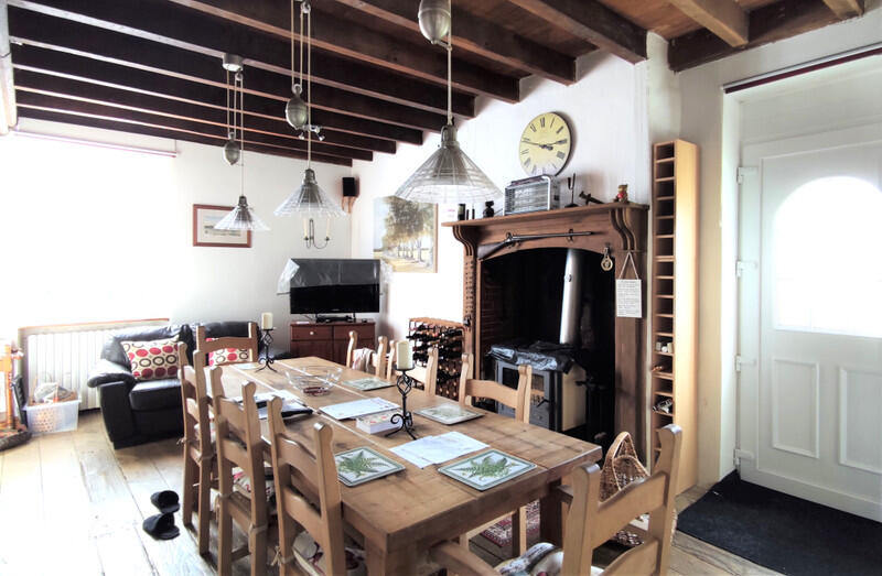 Nestled in a peaceful setting in the heart of a friendly rural area, this large property offers exceptional views of the surrounding countryside and remarkable development potential.