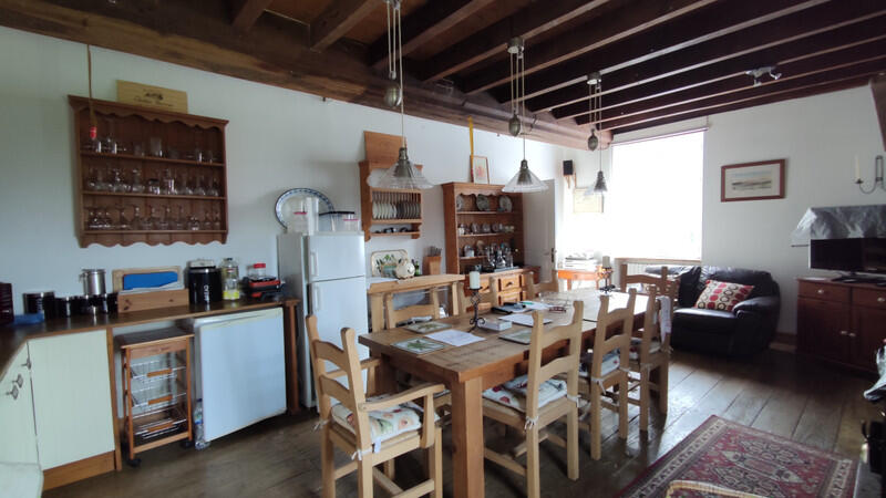 Nestled in a peaceful setting in the heart of a friendly rural area, this large property offers exceptional views of the surrounding countryside and remarkable development potential.