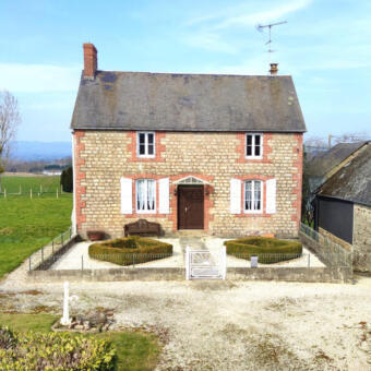 Nestled in a peaceful setting in the heart of a friendly rural area, this large property offers exceptional views of the surrounding countryside and remarkable development potential.