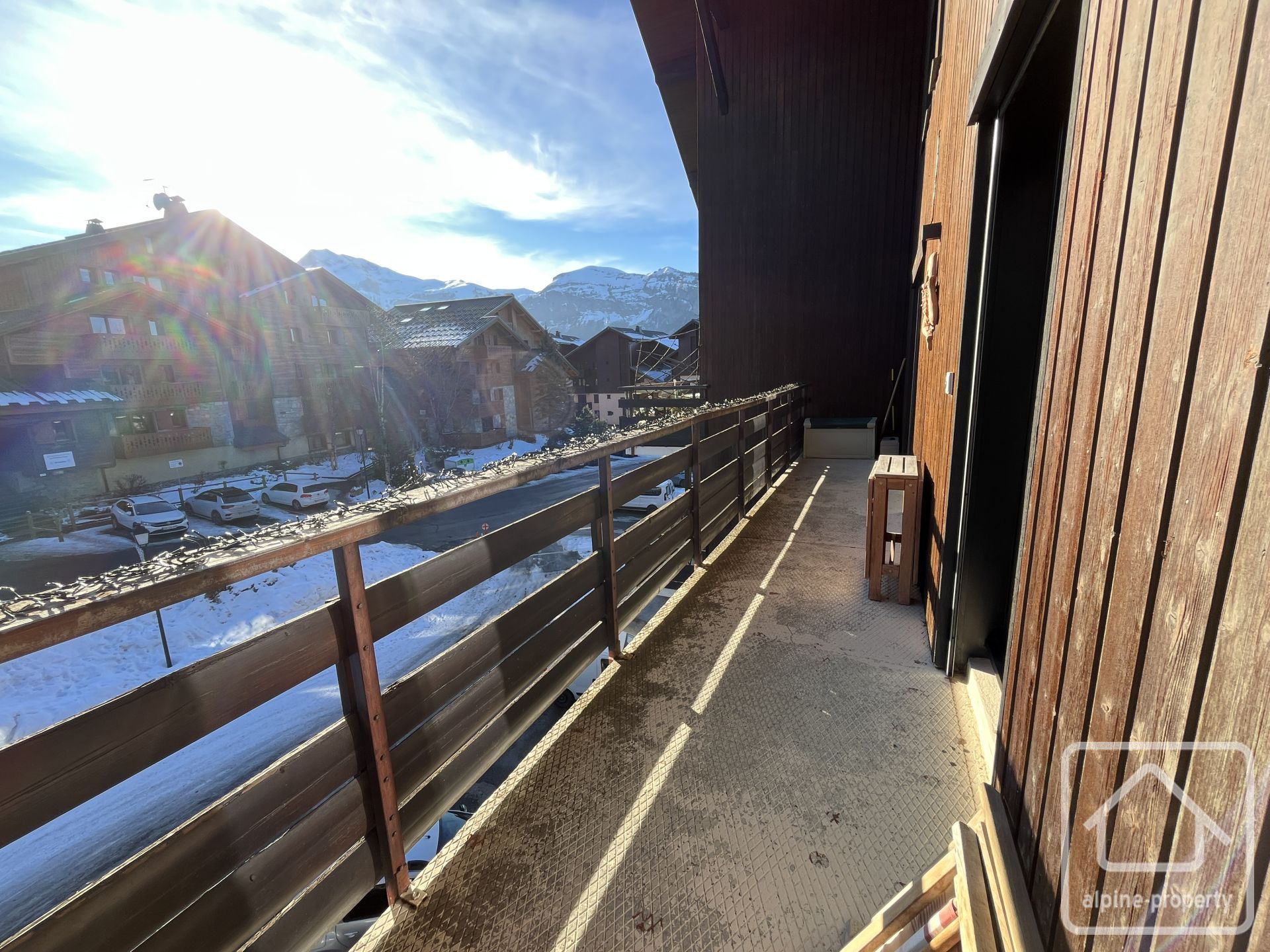 Spacious Duplex Apartment In The Centre, 2 Bedrooms (possibility Of 3), South-facing With A View Of The Aravis Mountains, Garage. – APPTVALRENAND