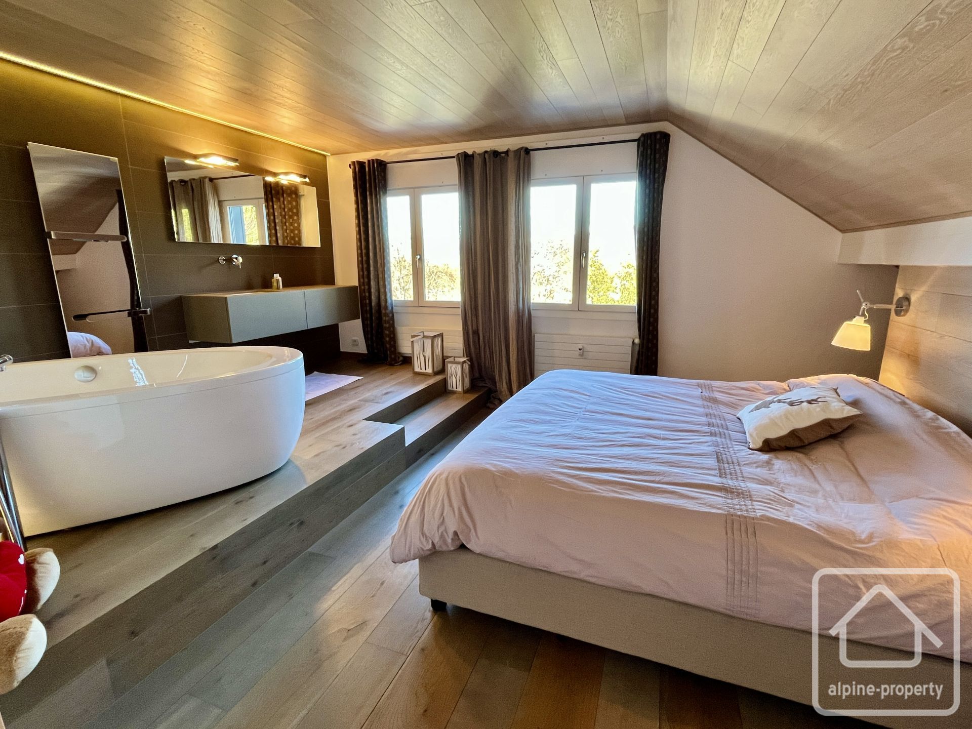 Spacious Duplex Apartment In The Centre, 2 Bedrooms (possibility Of 3), South-facing With A View Of The Aravis Mountains, Garage. – APPTVALRENAND
