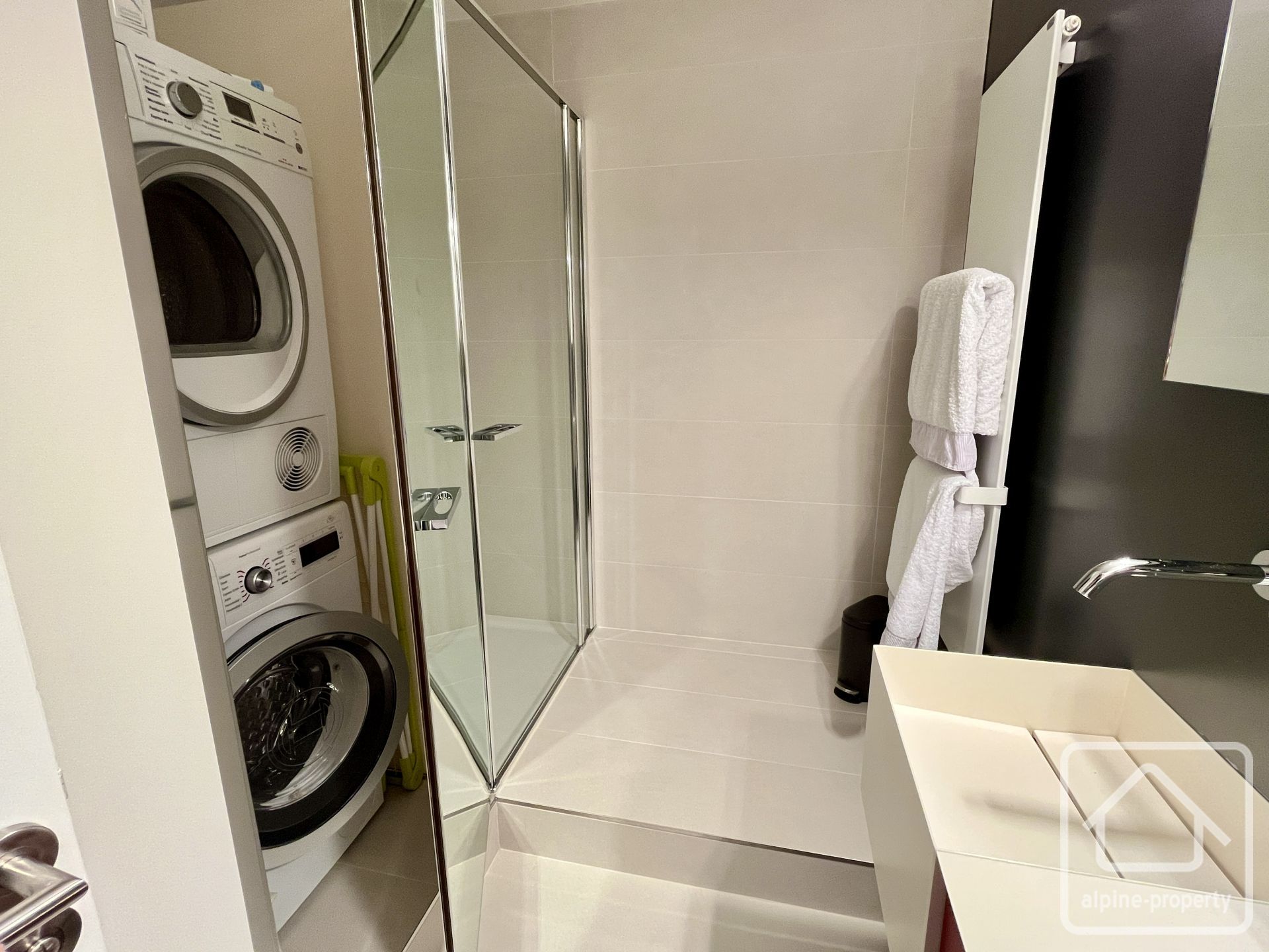 Spacious Duplex Apartment In The Centre, 2 Bedrooms (possibility Of 3), South-facing With A View Of The Aravis Mountains, Garage. – APPTVALRENAND